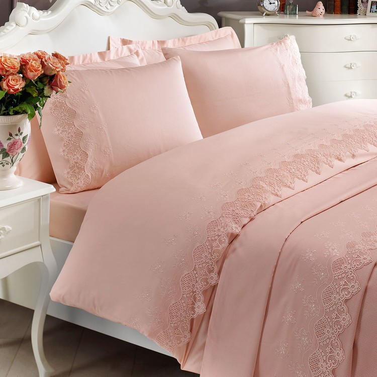Комплект постельного белья с пледом розового цвета Alianz от Tivolyo Home