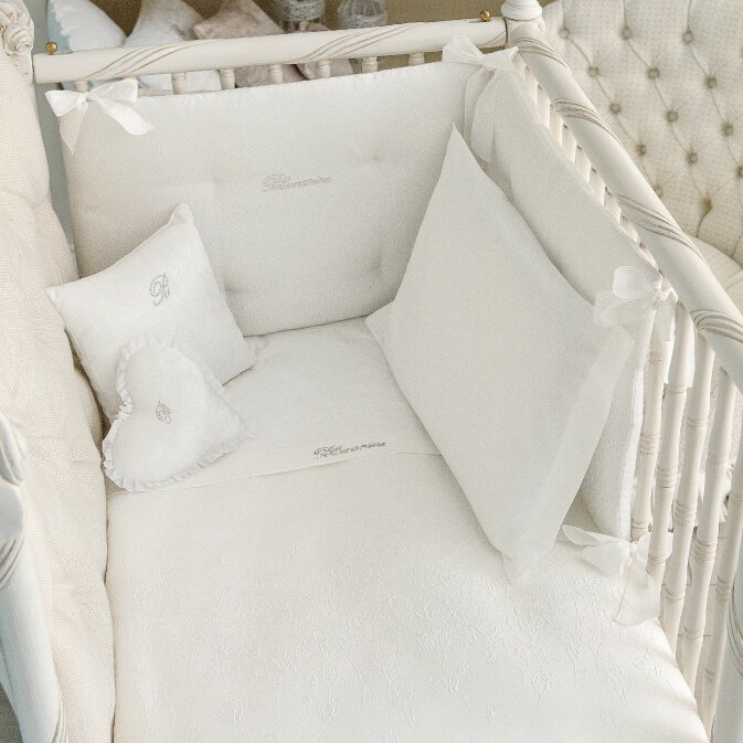 Детское постельное белье в кроватку жемчужного цвета Bocciolini от Blumarine Baby